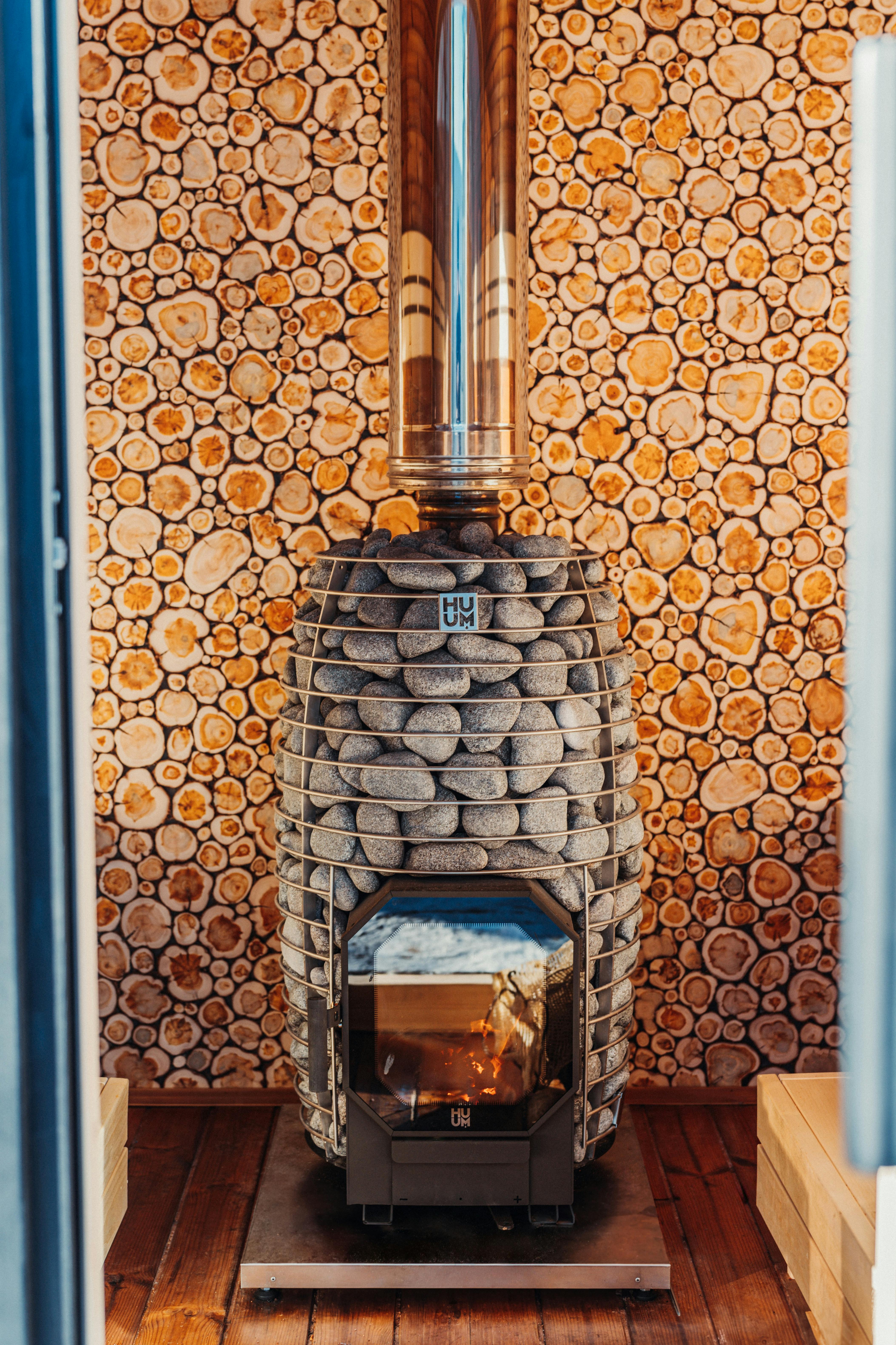 Ekskluzīvs pirts interjers ar kadiķa elementiem